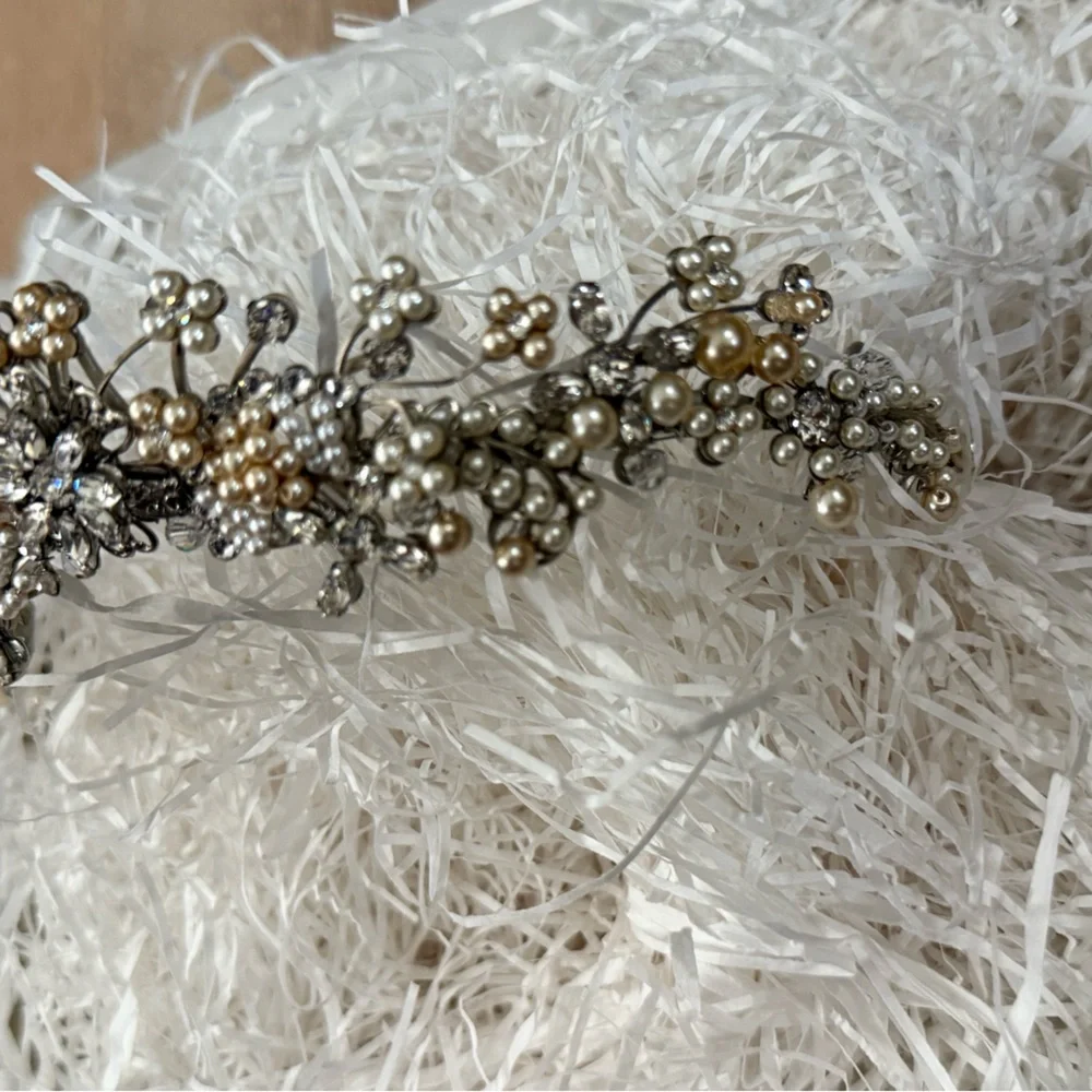 Bridal Headband with Swarovski Crystals – Elegant & Timeless - Picture 4 of 6